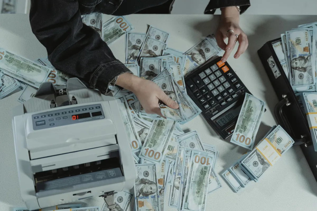 traveler using cash