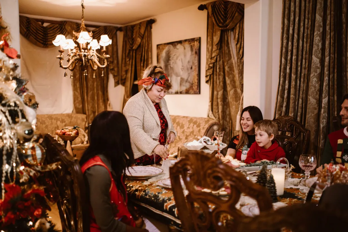 family gathering holiday dinner