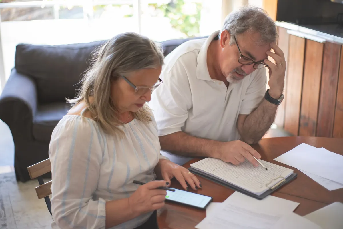 senior couple budgeting