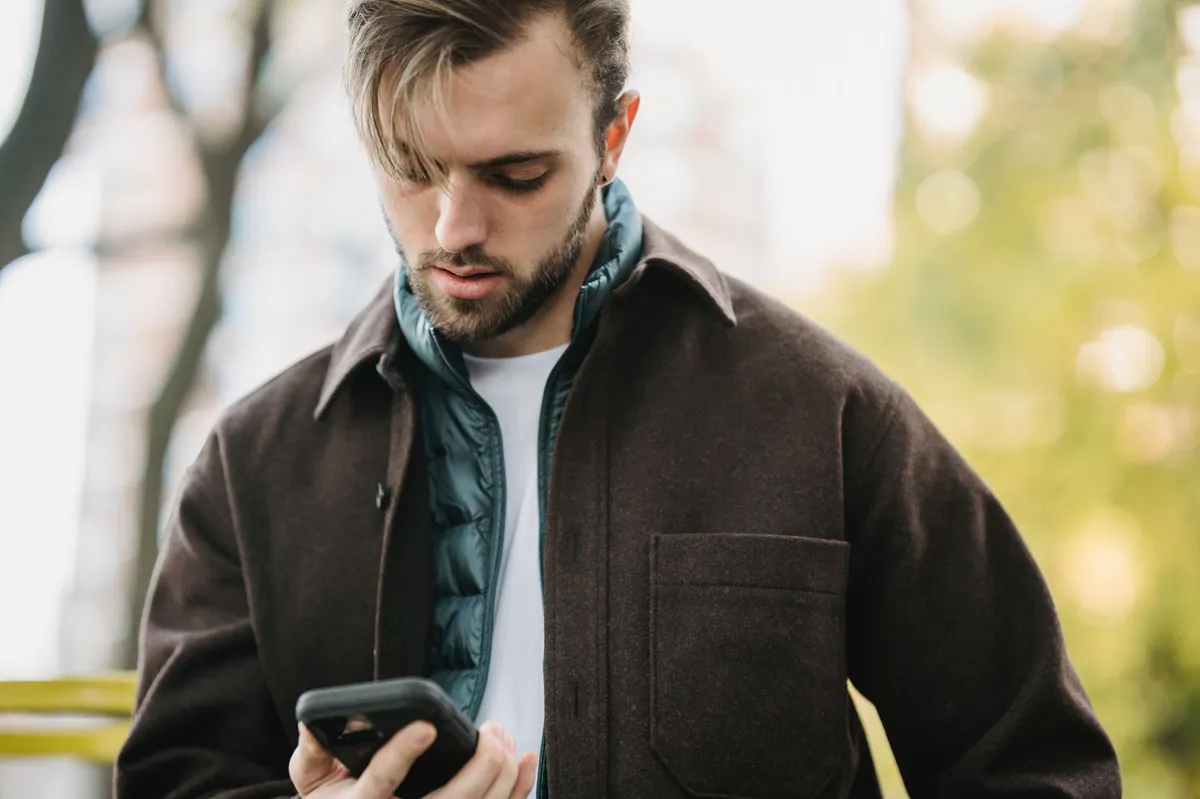 person receiving a suspicious text