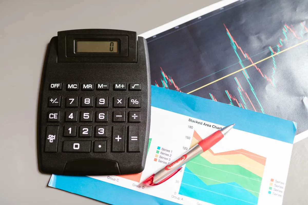 calculator and investment graph