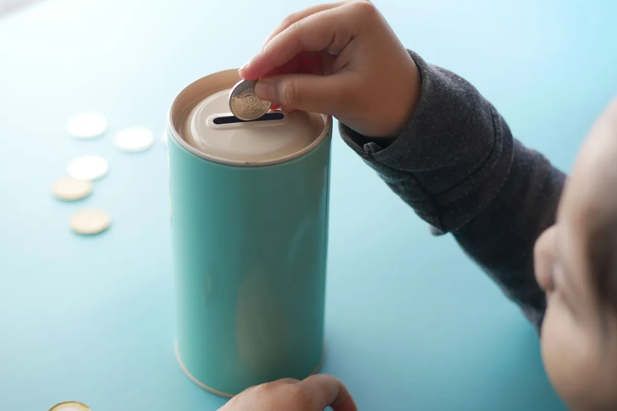 children saving money