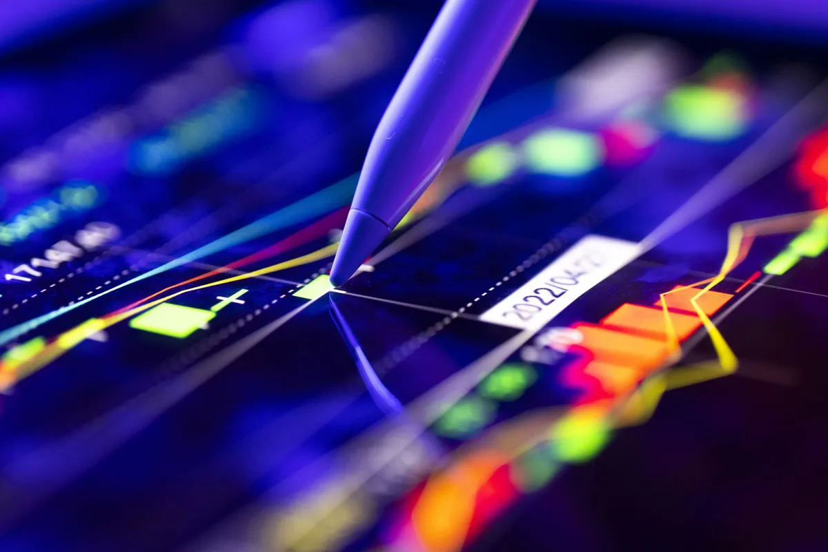 Dow Rises Sharply on Strong Earnings, But Tech Sector Faces Challenges
