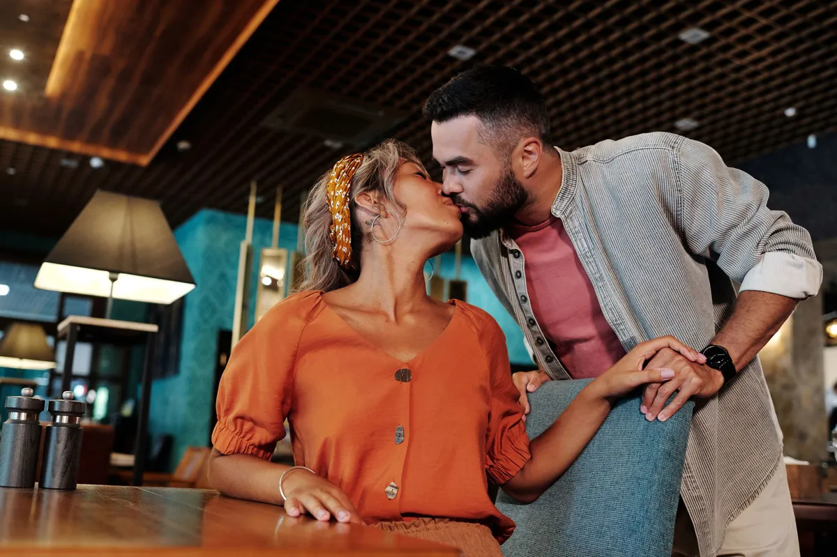 couple on money date
