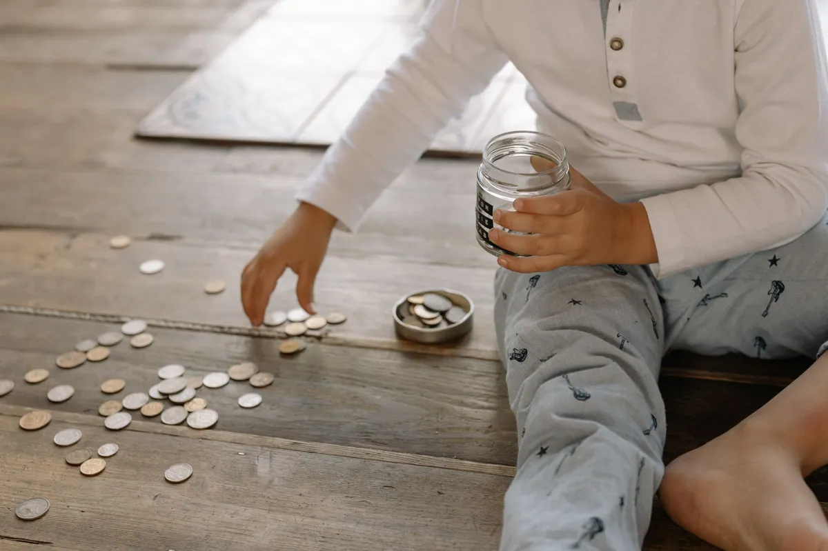 children saving money in a jar