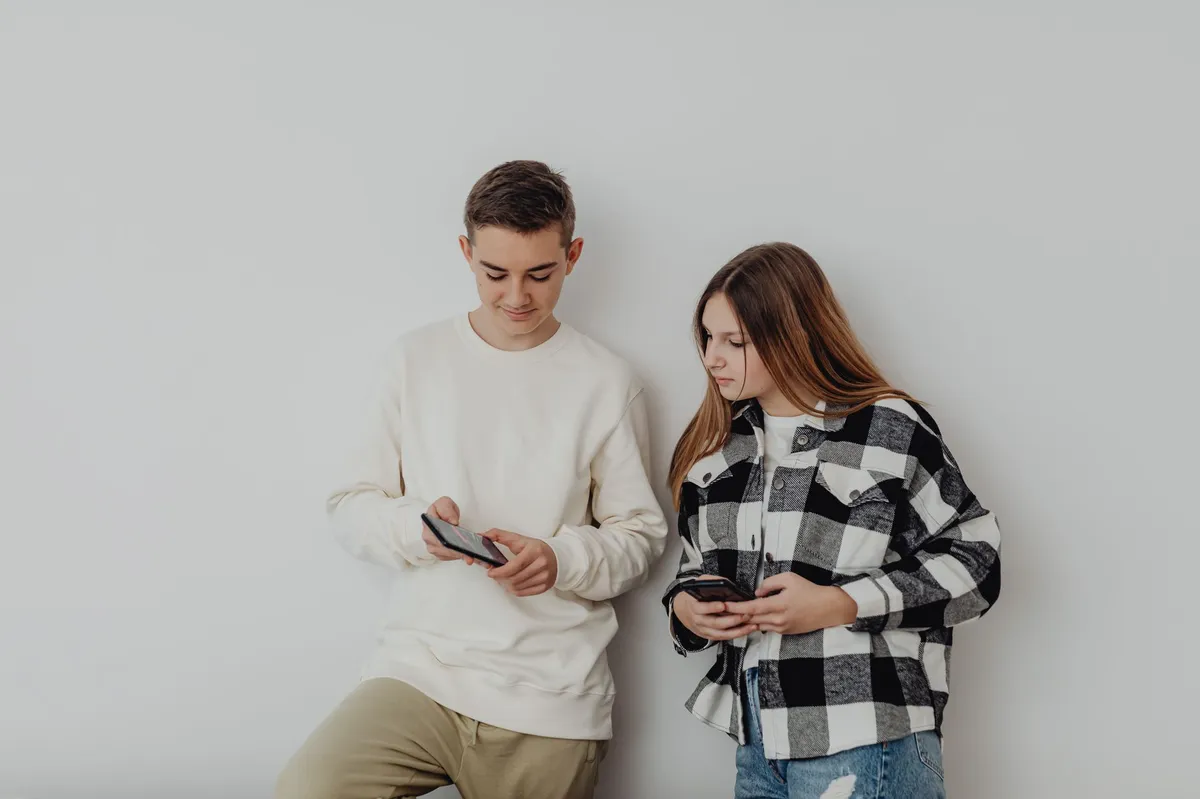 teens using smartphones