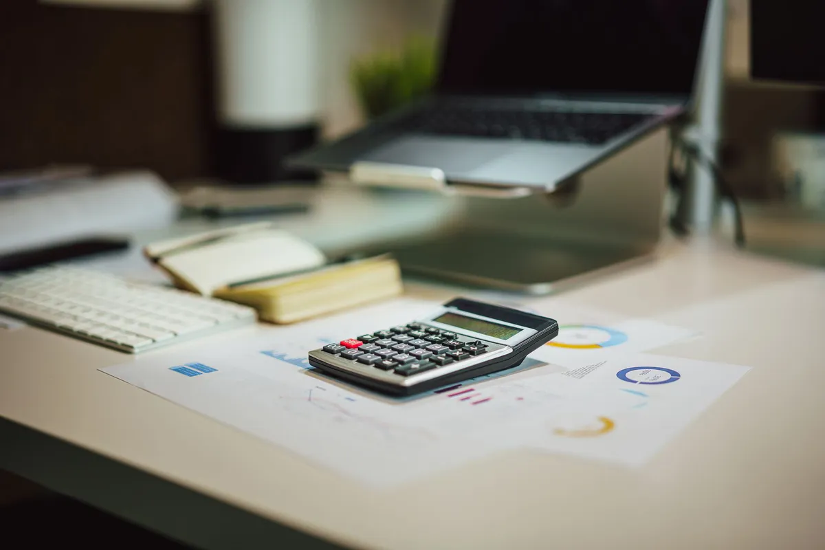 financial analysis desk
