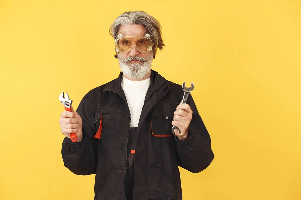 elderly couple with repairman