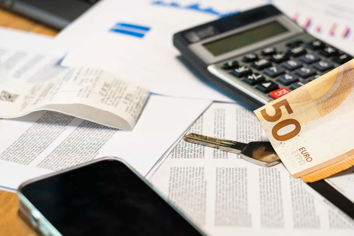 budgeting tools on smartphone