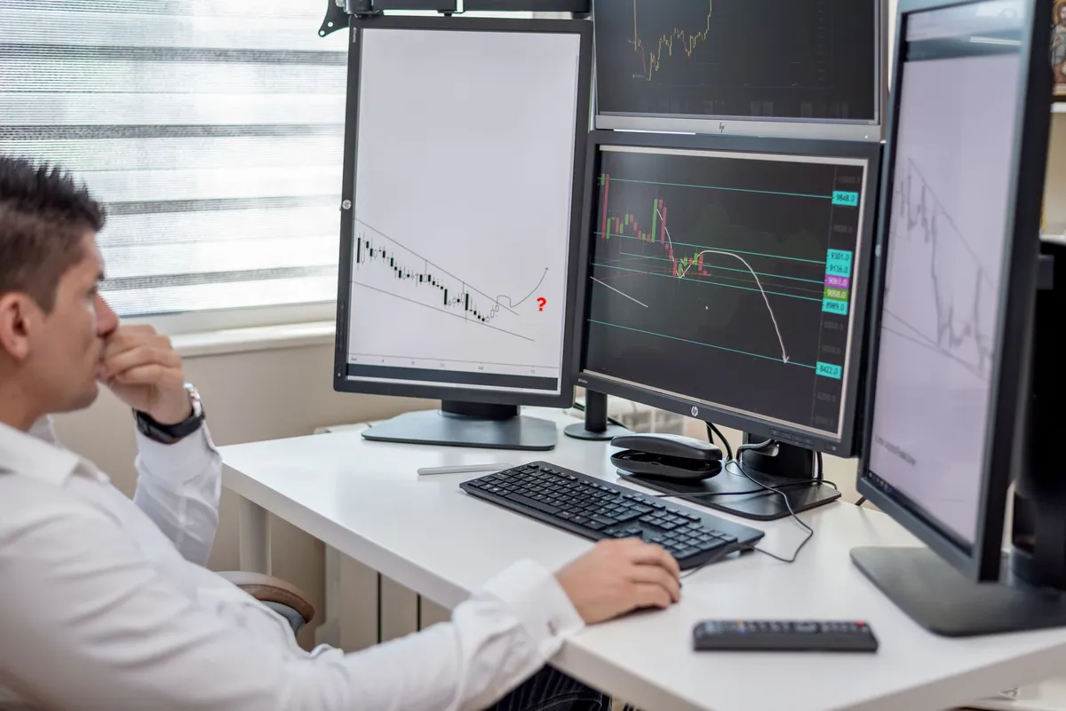 financial analyst office