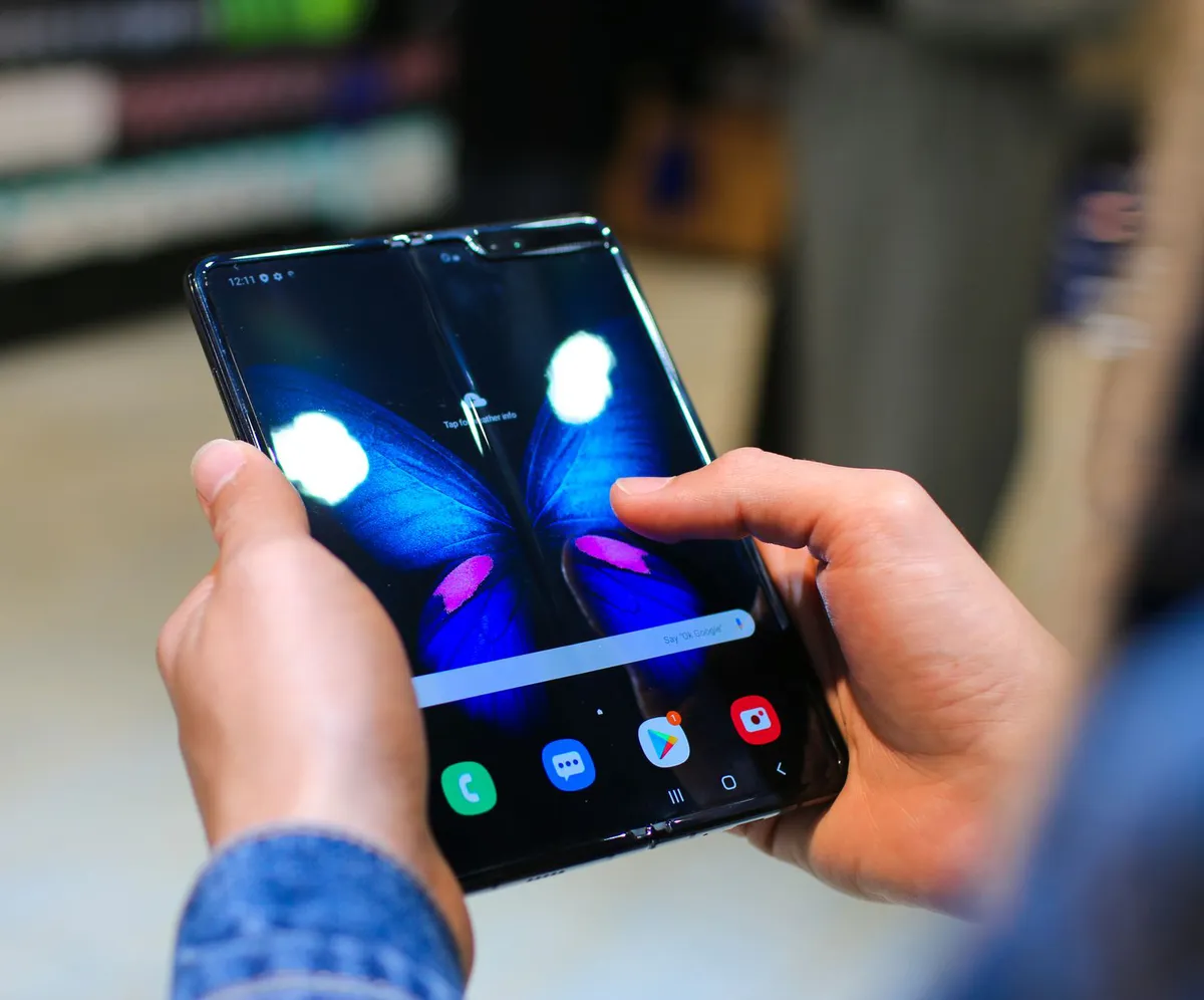foldable smartphone display