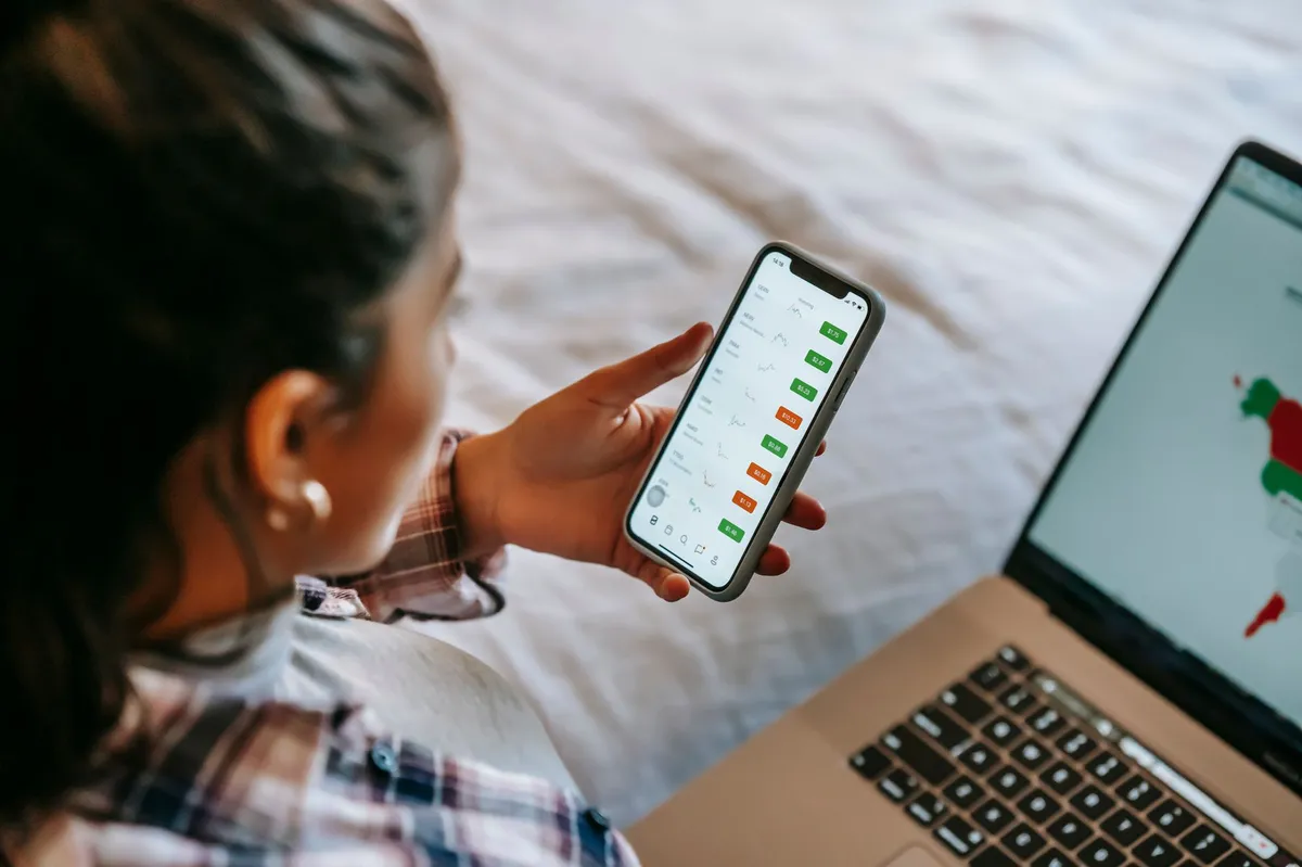 teenager using stock market app
