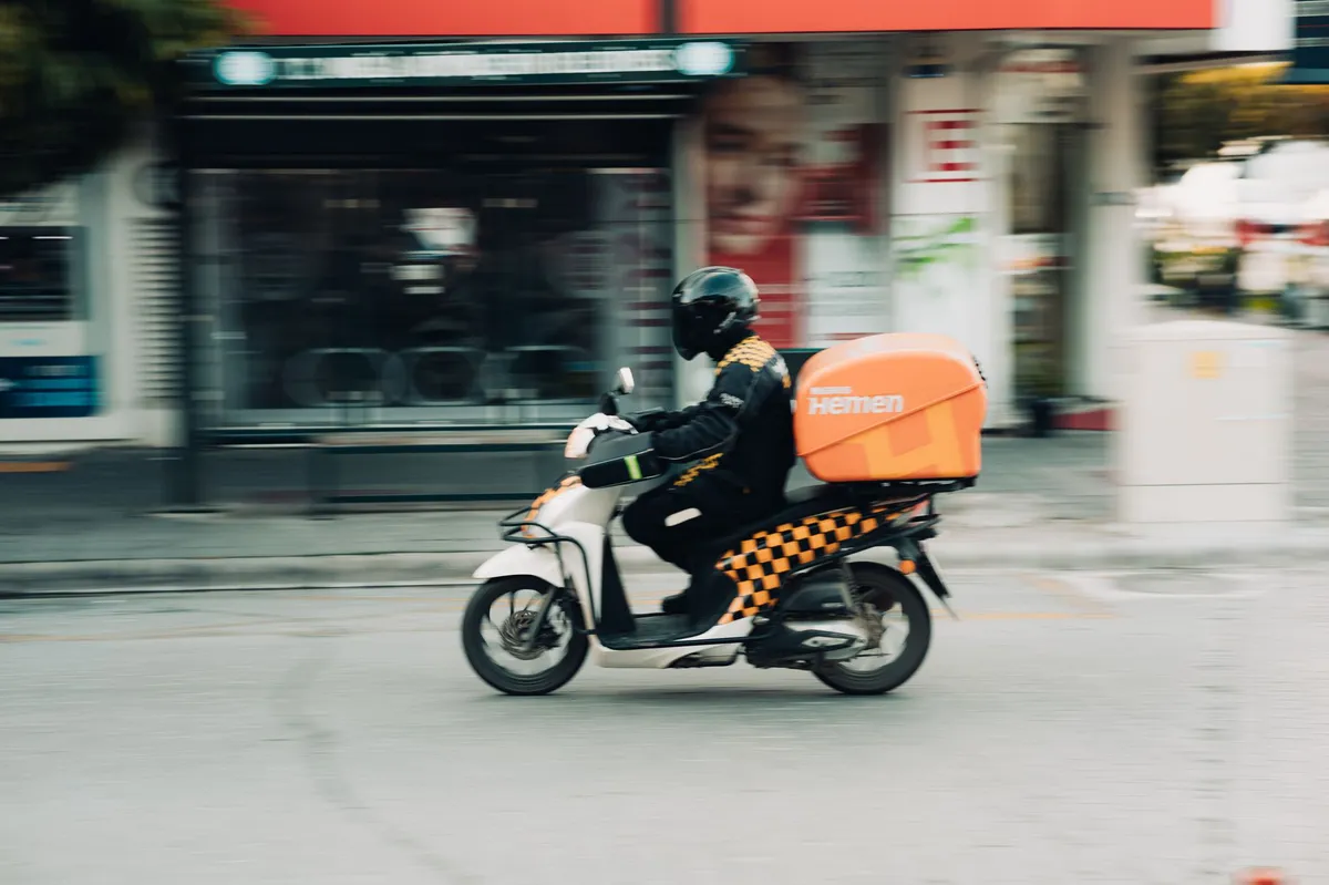 DoorDash delivery service in action