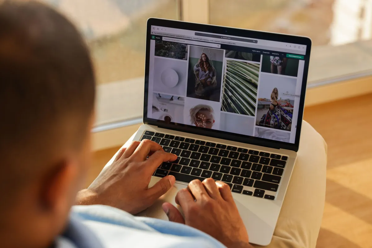 homebuyer searching online