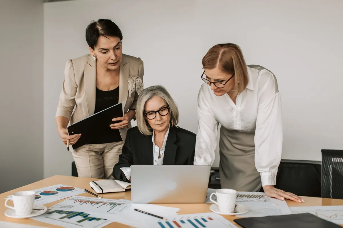 women discussing finances